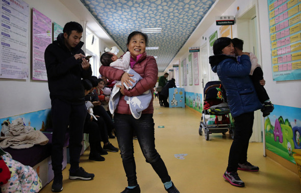 Parents bring their children to see their general practitioners at Xiluoyuan Community Health Service Center in Fengtai district, Beijing. WANG ZHUANGFEI/CHINA DAILY Parents bring their children to see their general practitioners at Xiluoyuan Community Health Service Center in Fengtai district, Beijing. WANG ZHUANGFEI/CHINA DAILY
