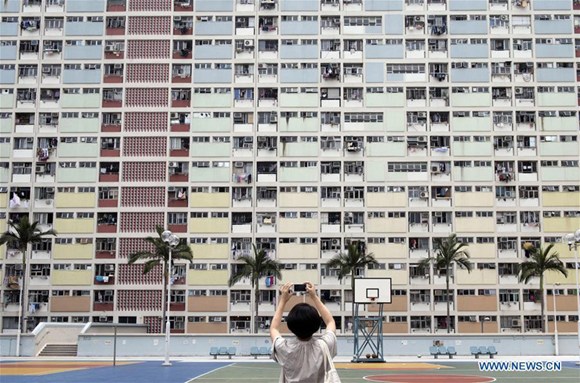A tourist takes photos of Choi Hung Estate in Hong Kong, south China, May 17, 2017. (Xinhua/Liu Yun) A tourist takes photos of Choi Hung Estate in Hong Kong, south China, May 17, 2017. (Xinhua/Liu Yun)