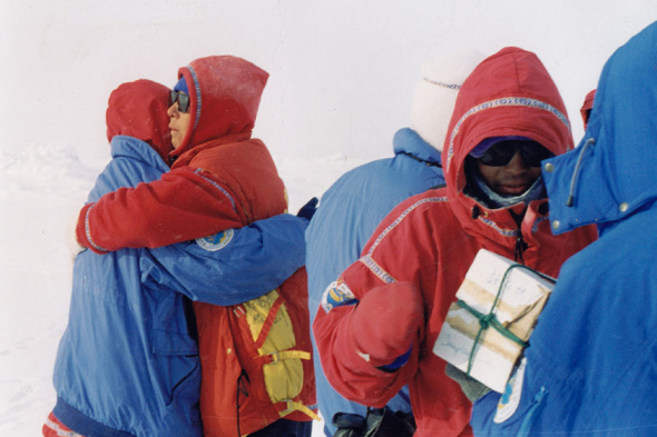Members of the team embrace each other after they reach the North Pole. (Photo provided to China Daily) Members of the team embrace each other after they reach the North Pole. (Photo provided to China Daily)