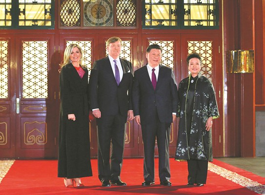 President Xi Jinping and his wife, Peng Liyuan, meet on Wednesday with King Willem-Alexander of the Netherlands and Queen Maxima in the Zhongnanhai leadership compound in Beijing. (WU ZHIYI/CHINA DAILY) President Xi Jinping and his wife, Peng Liyuan, meet on Wednesday with King Willem-Alexander of the Netherlands and Queen Maxima in the Zhongnanhai leadership compound in Beijing. (WU ZHIYI/CHINA DAILY)