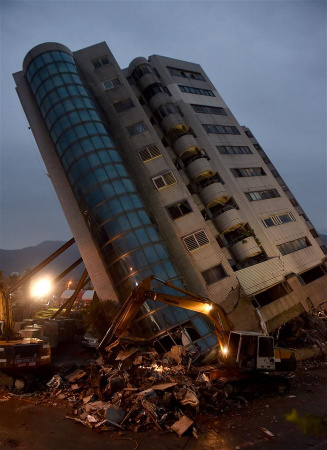 Photo taken on Feb. 8, 2018 shows the damaged Yun Men Tusi Ti building in Hualien, southeast China's Taiwan. A powerful earthquake has killed at least 10 in Taiwan's Hualien County, leaving 272 injured and seven still missing. (Xinhua/Yue Yuewei)
