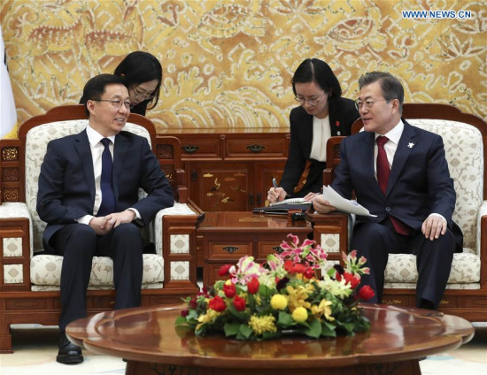 Chinese President Xi Jinping's special envoy Han Zheng (L), who is also a member of the Standing Committee of the Political Bureau of the Communist Party of China Central Committee, meets with South Korean President Moon Jae-in in Seoul, South Korea, Feb. 8, 2018. (Xinhua/Pang Xinglei) Chinese President Xi Jinping's special envoy Han Zheng (L), who is also a member of the Standing Committee of the Political Bureau of the Communist Party of China Central Committee, meets with South Korean President Moon Jae-in in Seoul, South Korea, Feb. 8, 2018. (Xinhua/Pang Xinglei)