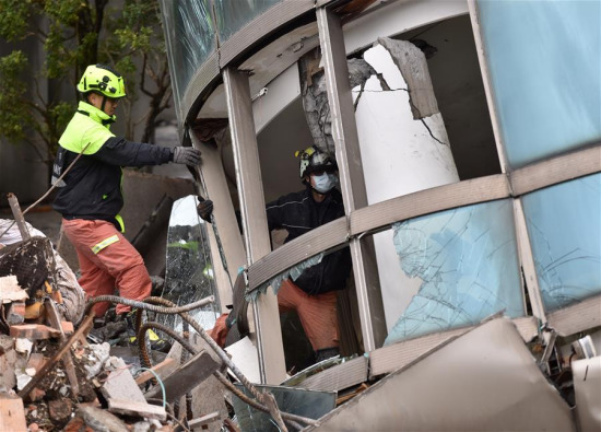 Rescuers enter the damaged Yun Men Tusi Ti building in Hualien, southeast China's Taiwan, Feb. 8, 2018. (Xinhua/Yue Yuewei)