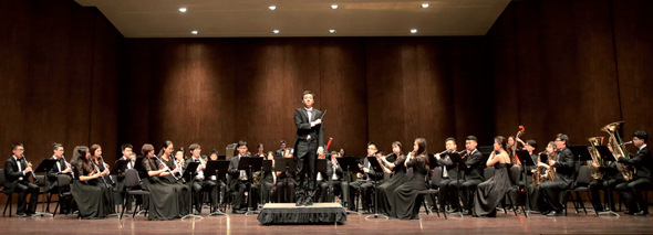 The Tsinghua University Symphonic Band plays in the Meany Center at the University of Washington campus on Tuesday. The concert is part of the 30th Annual University of Washington Pacific Northwest Band Festival. （PROVIDED TO CHINA DAILY）