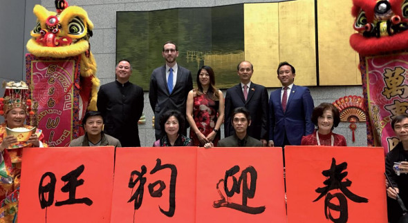 Standing (after dragon), from left: California Assembly member Phil Ting, state Senator Scott Wiener, Board of Equalization member Fiona Ma, Chinese Consul General in San Francisco Luo Linquan and state Assembly member David Chiu, join community members to celebrate the Year of Dog on Thursday in the state building in San Francisco. (LIA ZHU / CHINA DAILY)