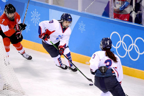Choi Jiyeon (C) of the unified team of the Democratic People's Republic of Korea (DPRK) and South Korea drives the puck during their preliminary match of women's ice hockey against Switerland at the Pyeongchang 2018 Winter Olympic Games at the Kwandong Hockey Centre in Gangneung, South Korea, on Feb. 10, 2018. (Xinhua/Wang Song)