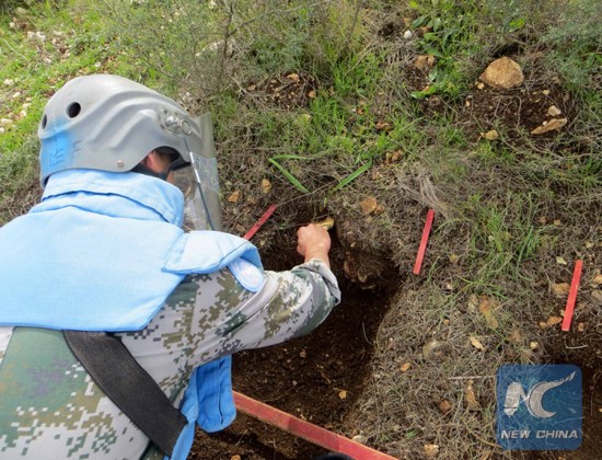 A Chinese peacekeeper in the UNIFIL was carefully clearing the dirt covering a land mine planted along the UN Blue Line between Israel and Lebanon, on Feb. 5, 2018. (Xinhua) A Chinese peacekeeper in the UNIFIL was carefully clearing the dirt covering a land mine planted along the UN Blue Line between Israel and Lebanon, on Feb. 5, 2018. (Xinhua)
