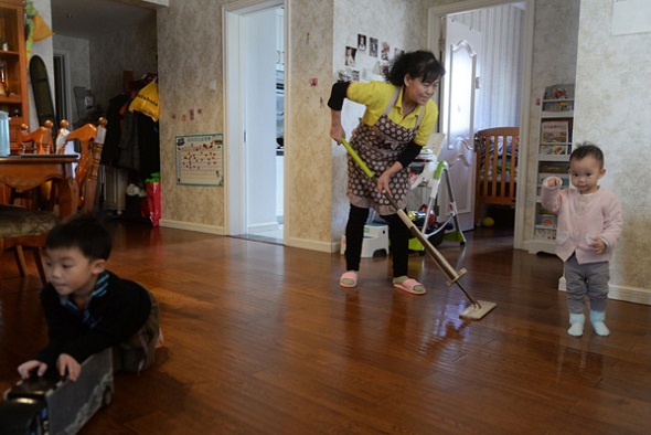 Domestic helper Cai Lianxiang works at a client's house in Beijing earlier this month. She chose to stay in the capital to work during the holiday and will receive extra salary. (Photo by Zhuang Wenbin/For China Daily) Domestic helper Cai Lianxiang works at a client's house in Beijing earlier this month. She chose to stay in the capital to work during the holiday and will receive extra salary. (Photo by Zhuang Wenbin/For China Daily)