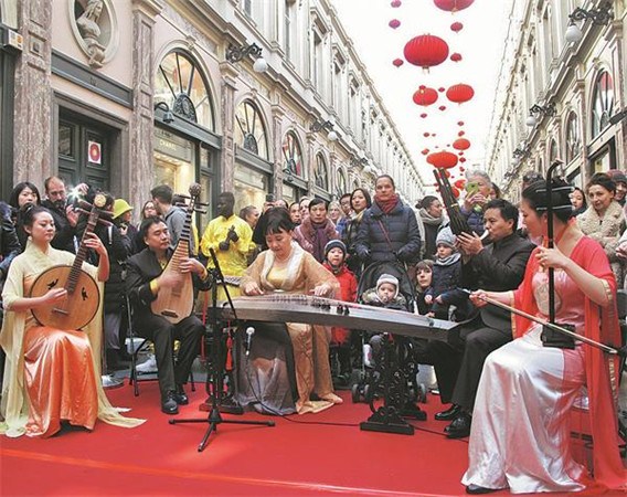 Chinese and Belgian artists perform at the lantern-hanging ceremony at the Saint-Hubert Royal Galleries in Brussels on the first day of Chinese New Year on Feb 16. Observing the Chinese tradition has become more common around the world. (WU NIAN / CHINA DAILY) Chinese and Belgian artists perform at the lantern-hanging ceremony at the Saint-Hubert Royal Galleries in Brussels on the first day of Chinese New Year on Feb 16. Observing the Chinese tradition has become more common around the world. (WU NIAN / CHINA DAILY)