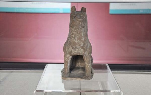 A piece of relic in the shape of dog is on display at the Heilongjiang Provincial Museum in Harbin, Heilongjiang province. (Photo provided to chinadaily.com.cn) A piece of relic in the shape of dog is on display at the Heilongjiang Provincial Museum in Harbin, Heilongjiang province. (Photo provided to chinadaily.com.cn)