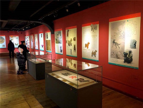 Visitors enjoy the dog-themed items at the Heilongjiang Provincial Museum in Harbin, Heilongjiang province. (Photo provided to chinadaily.com.cn) Visitors enjoy the dog-themed items at the Heilongjiang Provincial Museum in Harbin, Heilongjiang province. (Photo provided to chinadaily.com.cn)
