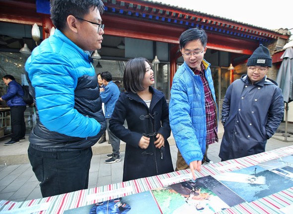 Liu Yuyang (far right) assesses photos by children from rural areas.(Photo by Liu Yuyang/For China Daily) Liu Yuyang (far right) assesses photos by children from rural areas.(Photo by Liu Yuyang/For China Daily)