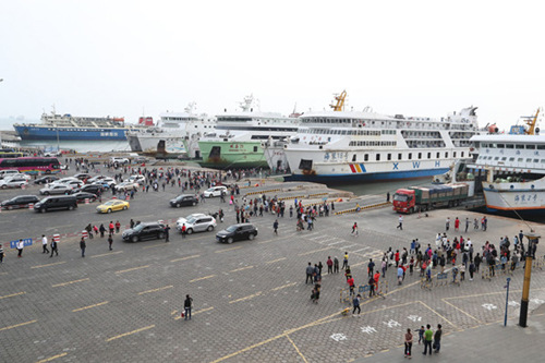 Passengers and vehicles are ferried from Hainan province to New Hai'an Port in Xuwen county. (Photo by Lin Shizhan/Zhanjiang Daily) Passengers and vehicles are ferried from Hainan province to New Hai'an Port in Xuwen county. (Photo by Lin Shizhan/Zhanjiang Daily)