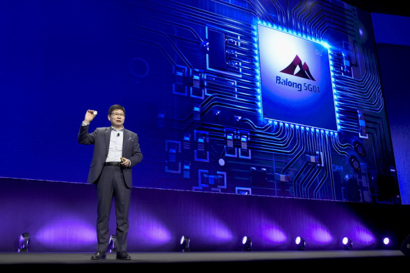 Huawei CEO Richard Yu presents the new Huawei Balong 5G01, a 5G commercial chipset, on Sunday in Barcelona, on the eve of the inauguration of the Mobile World Congress. Photo/China Daily