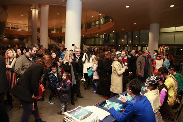 After the performance, the audience interact with Chinese performers at the Greek Global Cultural Center on Jan 23, 2018. (Photo/Chinaculture.org)
