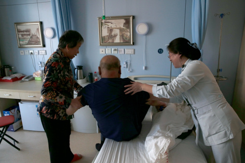 A nurse helps a patient to sit up at Peking University Shougang Hospital in Beijing. (Photo for China Daily) A nurse helps a patient to sit up at Peking University Shougang Hospital in Beijing. (Photo for China Daily)