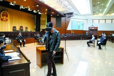 A witness wearing a pair of VR glasses and operating a hand set replicates the crime scenes he had seen on March1, 2018, at a courtroom in Beijing's No. 1 Intermediate People's Court. (Photo/Beijing Evening Post) A witness wearing a pair of VR glasses and operating a hand set replicates the crime scenes he had seen on March1, 2018, at a courtroom in Beijing's No. 1 Intermediate People's Court. (Photo/Beijing Evening Post)