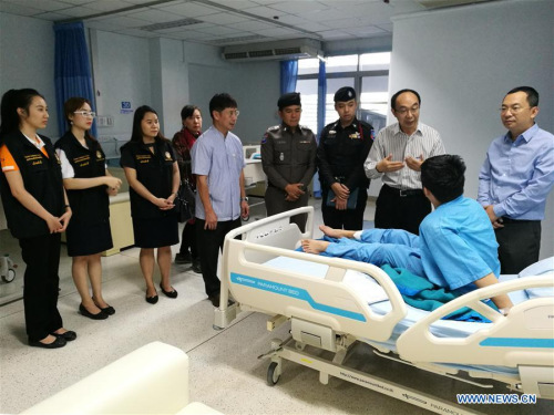 China's Consul General in Chiang Mai Ren Yisheng (2nd R, rear) visits a Chinese tourist injured in a bus accident in Chiang Mai, Thailand, on March 4, 2018. A van veered off and crashed into a convenience store in northern Thailand's Chiang Mai on Saturday afternoon, injuring nine Chinese tourists. (Xinhua) China's Consul General in Chiang Mai Ren Yisheng (2nd R, rear) visits a Chinese tourist injured in a bus accident in Chiang Mai, Thailand, on March 4, 2018. A van veered off and crashed into a convenience store in northern Thailand's Chiang Mai on Saturday afternoon, injuring nine Chinese tourists. (Xinhua)