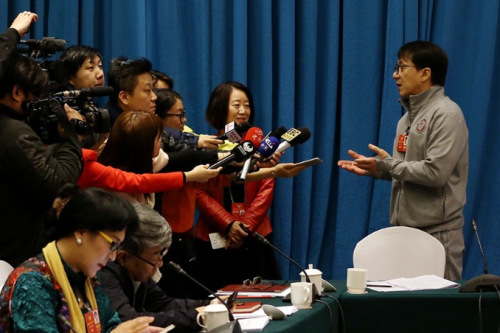 Action movie star Jackie Chan speaks to journalists on the sidelines of a meeting during the first session of the top political advisory body in Beijing on Tuesday. (Jiang Dong/China Daily) Action movie star Jackie Chan speaks to journalists on the sidelines of a meeting during the first session of the top political advisory body in Beijing on Tuesday. (Jiang Dong/China Daily)