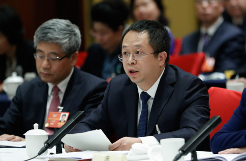 Zhou Hongyi (right), a member of the 13th National Committee of the Chinese People's Political Consultative Conference, speaks at a panel discussion on Sunday. (Photo/China News Service) Zhou Hongyi (right), a member of the 13th National Committee of the Chinese People's Political Consultative Conference, speaks at a panel discussion on Sunday. (Photo/China News Service)