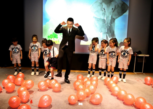 Actor Huang Xiaoming plays a game with children at the launch ceremony of an audio book, The Bravest Boy I Know, in Beijing on Tuesday. The book, released by the UNAIDS China office, aims to combat AIDS-related discrimination, especially against children. (Provided to China Daily) Actor Huang Xiaoming plays a game with children at the launch ceremony of an audio book, The Bravest Boy I Know, in Beijing on Tuesday. The book, released by the UNAIDS China office, aims to combat AIDS-related discrimination, especially against children. (Provided to China Daily)