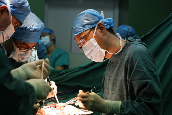 Doctor Chen Jingyu (right) operates on a pneumoconiosis patient at the China-Japan Friendship Hospital in Beijing in February. (Zhu Xingxin/China Daily) Doctor Chen Jingyu (right) operates on a pneumoconiosis patient at the China-Japan Friendship Hospital in Beijing in February. (Zhu Xingxin/China Daily)