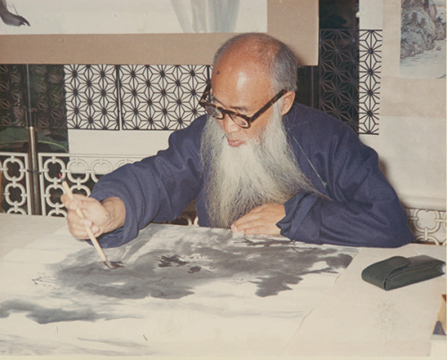 Zhang Daqian painting at Dolores Lodge, a guesthouse operated by the Chew family in the mid-1960s. (Photo provided to China Daily) Zhang Daqian painting at Dolores Lodge, a guesthouse operated by the Chew family in the mid-1960s. (Photo provided to China Daily)