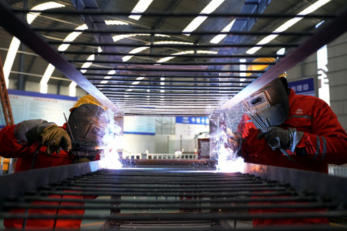 Workers weld a steel structure for a new highway linking Beijing's Yanqing district and Chongli district in Zhangjiakou, Hebei Province. (Photo/Xinhua)