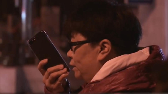 A woman speaks via her smartphone (Photo/CGTN) A woman speaks via her smartphone (Photo/CGTN)