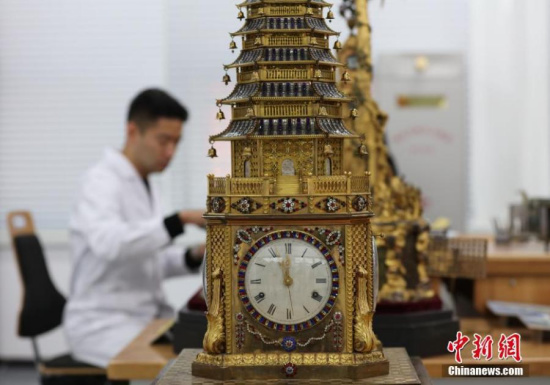 A worker repairs relics in the Relic Hospital at Beijing's Palace Museum in December, 2017. (Photo: China News Service/Yang Kejia) A worker repairs relics in the Relic Hospital at Beijing's Palace Museum in December, 2017. (Photo: China News Service/Yang Kejia)