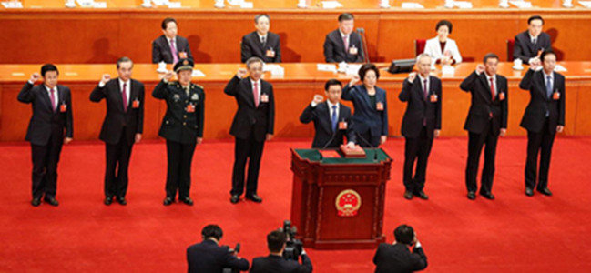 Vice-premiers, State councilors and the secretary-general of the State Council take the oath of allegiance to the Constitution during the seventh plenary meeting of the first session of the 13th National People’s Congress at the Great Hall of the People in Beijing on Monday. (Photo/CHINA DAILY) Vice-premiers, State councilors and the secretary-general of the State Council take the oath of allegiance to the Constitution during the seventh plenary meeting of the first session of the 13th National People’s Congress at the Great Hall of the People in Beijing on Monday. (Photo/CHINA DAILY)