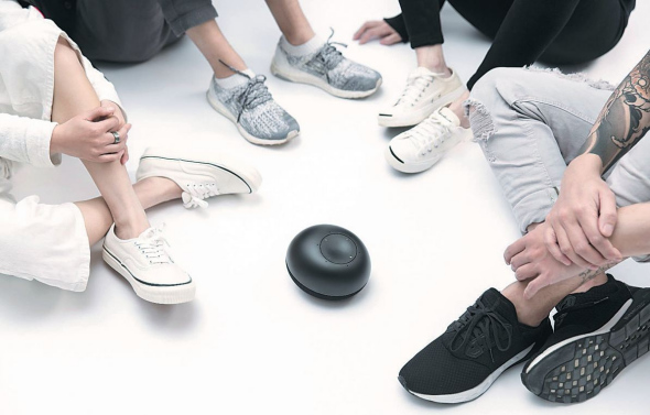 A group of people play party card game Werewolf with an AI-enabled robot invented by Rokid Co Ltd as the judge.(Photo provided to China Daily) A group of people play party card game Werewolf with an AI-enabled robot invented by Rokid Co Ltd as the judge.(Photo provided to China Daily)