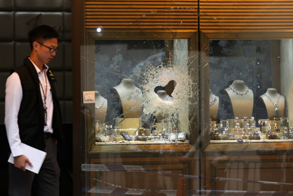 A man walks by the Treasure Jewellery store in Hong Kong, March 26, 2018.(Photo by Parker Zheng/China Daily) A man walks by the Treasure Jewellery store in Hong Kong, March 26, 2018.(Photo by Parker Zheng/China Daily)