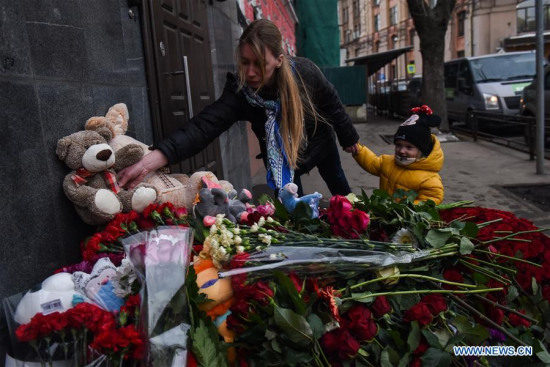 A woman places a doll to the doors of the Kemerovo region representative office in Moscow to mourn the victims of the fire at a shopping mall in Kemerovo, in Moscow, Russia, on March 26, 2018. At least 64 people were killed in a fire in Zimnyaya Vishnya shopping mall in south central Russia's Kemerovo city on Sunday. (Xinhua/Evgeny Sinitsyn) A woman places a doll to the doors of the Kemerovo region representative office in Moscow to mourn the victims of the fire at a shopping mall in Kemerovo, in Moscow, Russia, on March 26, 2018. At least 64 people were killed in a fire in Zimnyaya Vishnya shopping mall in south central Russia's Kemerovo city on Sunday. (Xinhua/Evgeny Sinitsyn)
