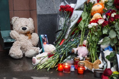 People place toys and flowers at a makeshift memorial for the victims of a shopping mall fire in the Siberian city of Kemerovo, Russia March 26, 2018. (Photo/Xinhua) People place toys and flowers at a makeshift memorial for the victims of a shopping mall fire in the Siberian city of Kemerovo, Russia March 26, 2018. (Photo/Xinhua)