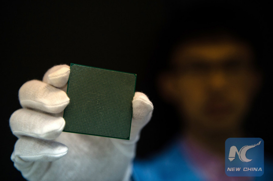 In this file photo taken on June 20, 2016, a Chinese engineer shows the many-core processor of Sunway TaihuLight, a Chinese supercomputer, in Wuxi, Jiangsu Province. Performing 93 quadrillion calculations per second, it is one of the fastest supercomputers in the world. (Xinhua)