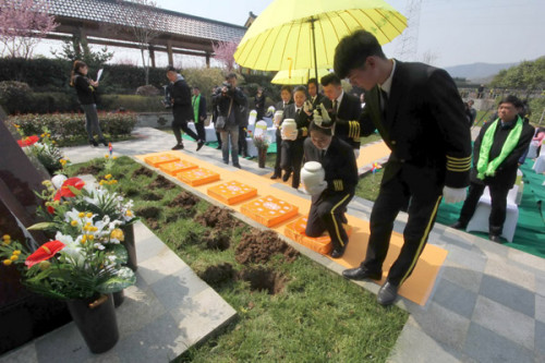 The ashes of six people, in degradable urns, are placed into holes for burial during a group green funeral at the Yinlongshan Cemetery in Nanjing, Jiangsu Province, last week. (Photo by SONG NING/FOR CHINA DAILY) The ashes of six people, in degradable urns, are placed into holes for burial during a group green funeral at the Yinlongshan Cemetery in Nanjing, Jiangsu Province, last week. (Photo by SONG NING/FOR CHINA DAILY)