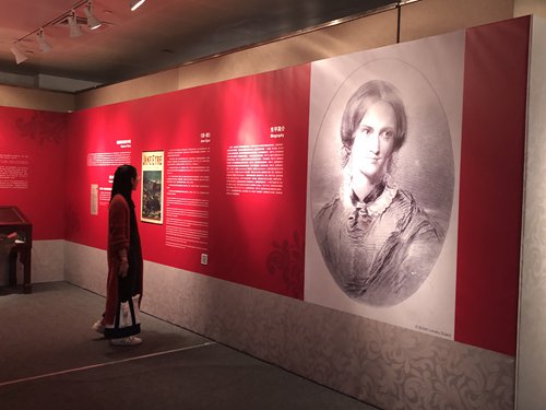 A visitor reads an introduction to Charlotte Brontë at the Where Great Writers Gather: Treasures of the British Library exhibition at the Shanghai Library. (Photo: Chen Shasha/GT)