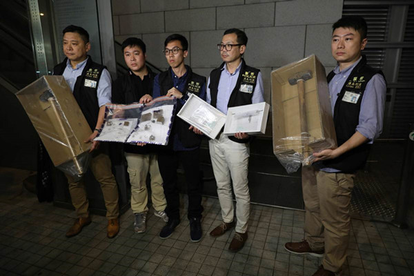 Police arrested two more tourists from Colombia after they allegedly took off with HK$40 million (US$5.1 million) worth of jewellery in a smash and grab robbery in the heart of Hong Kong's business district. (Photo provide to China Daily ) Police arrested two more tourists from Colombia after they allegedly took off with HK$40 million (US$5.1 million) worth of jewellery in a smash and grab robbery in the heart of Hong Kong's business district. (Photo provide to China Daily )