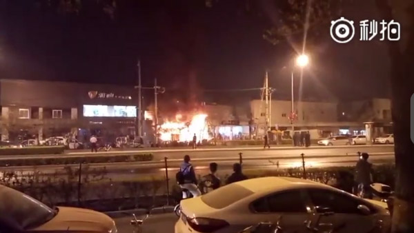 A screenshot of an online video showing a fire at an electric bike shop in Beijing, April 1, 2018. A screenshot of an online video showing a fire at an electric bike shop in Beijing, April 1, 2018.
