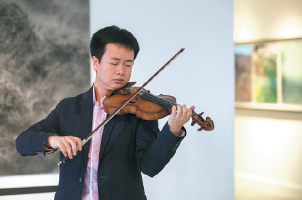 Beijing-based legal consultant and amateur violinist Zhang Maolun plays the Italian Carrassi violin owned by renowned Chinese violinist Liu Xiao, which is the target of a violin crowdfunding program launched by Zhang and his friend. (Photo provided to China Daily) Beijing-based legal consultant and amateur violinist Zhang Maolun plays the Italian Carrassi violin owned by renowned Chinese violinist Liu Xiao, which is the target of a violin crowdfunding program launched by Zhang and his friend. (Photo provided to China Daily)