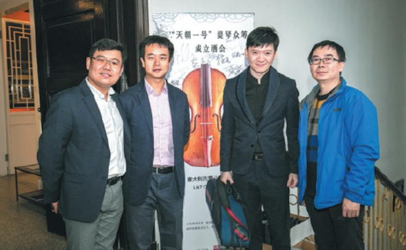 Song Liqiang (left) and Zhang Maolun (second left), who jointly launched a violin crowdfunding program, and a crowdfunding participant (right) pose for a photo with renowned Chinese violinist Liu Xiao. (Photo provided to China Daily) Song Liqiang (left) and Zhang Maolun (second left), who jointly launched a violin crowdfunding program, and a crowdfunding participant (right) pose for a photo with renowned Chinese violinist Liu Xiao. (Photo provided to China Daily)