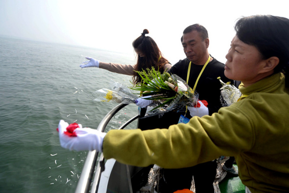 Beijing residents scatter the ashes of relatives into the Bohai Sea from the first boat in China to specialize in sea burials. (Photo for China Daily/Wei Tong) Beijing residents scatter the ashes of relatives into the Bohai Sea from the first boat in China to specialize in sea burials. (Photo for China Daily/Wei Tong)
