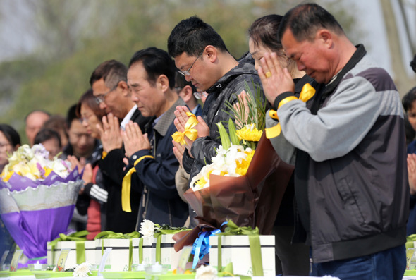 People pray in the cemetery before burying ashes under saplings on Saturday. (Photo: China Daily /Wang Zhuangfei) People pray in the cemetery before burying ashes under saplings on Saturday. (Photo: China Daily /Wang Zhuangfei)