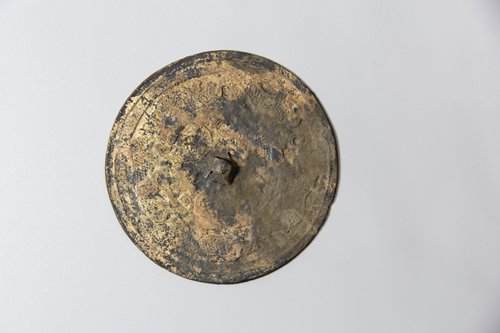 A bronze mirror unearthed at the M154 site. (Photo/Courtesy of Wang Tianyou) A bronze mirror unearthed at the M154 site. (Photo/Courtesy of Wang Tianyou)