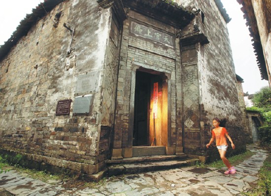 Likeng village in Wuyuan, Jiangxi province, is home to more than 120 historic buildings dating back to the Ming Dynasty (1368-1644). (Zhang Weiguo/Xinhua) Likeng village in Wuyuan, Jiangxi province, is home to more than 120 historic buildings dating back to the Ming Dynasty (1368-1644). (Zhang Weiguo/Xinhua)