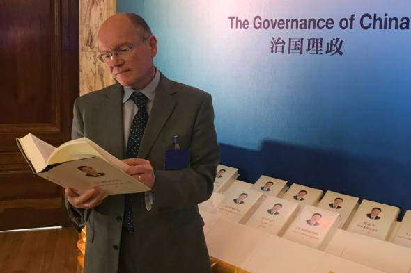A foreigner reads the second volume of Xi Jinping: The Governance of China. (Photo provided to China Daily) A foreigner reads the second volume of Xi Jinping: The Governance of China. (Photo provided to China Daily)