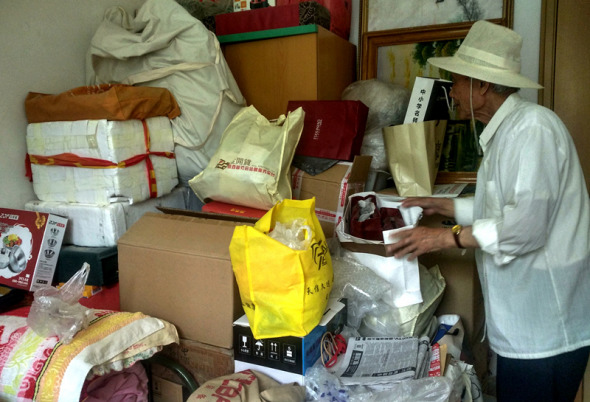 A retired professor in Xianyang, Shaanxi province, sorts packages of health supplements, on which he has spent more than 100,000 yuan since 2009.(Photo for China Daily/Xue Wang) A retired professor in Xianyang, Shaanxi province, sorts packages of health supplements, on which he has spent more than 100,000 yuan since 2009.(Photo for China Daily/Xue Wang)