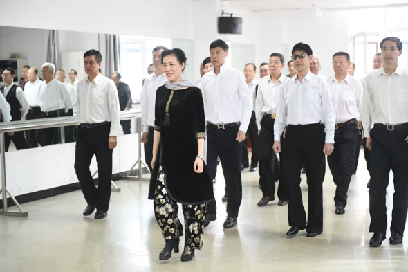 Han Ming gives a modeling lesson to her male students at Harbin University for Seniors in Harbin, Heilongjiang province. (LIU YANG/FOR CHINA DAILY) Han Ming gives a modeling lesson to her male students at Harbin University for Seniors in Harbin, Heilongjiang province. (LIU YANG/FOR CHINA DAILY)