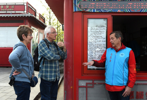 Gao talks with foreign tourists. (Photo/Xinhua) Gao talks with foreign tourists. (Photo/Xinhua)